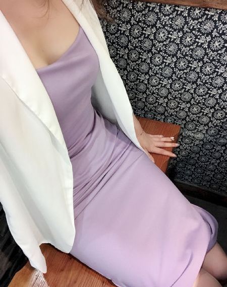 3秒后野兽坐在联谊会角落